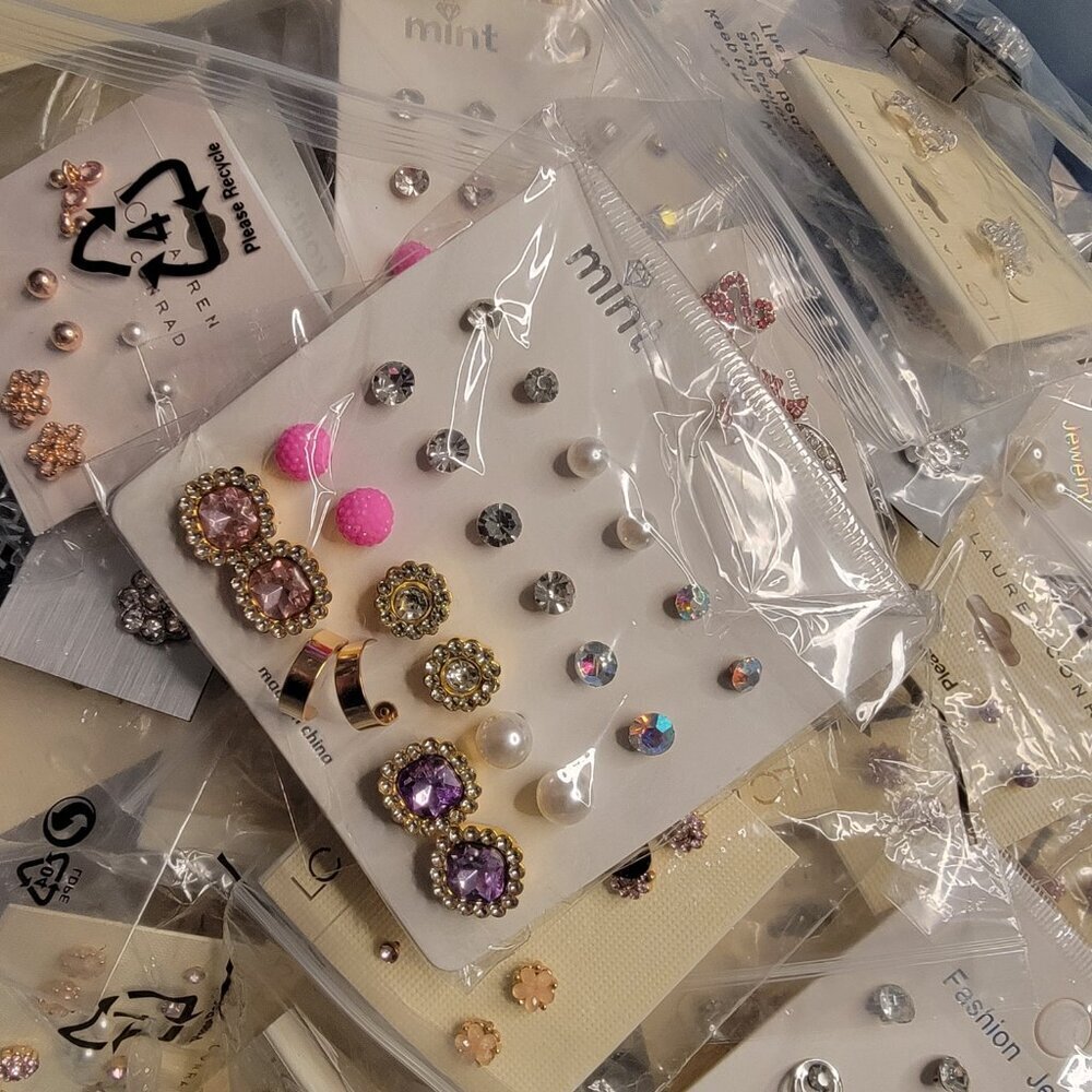 25 Pairs of earrings, New Packaged on cards - Picture 3 of 10
